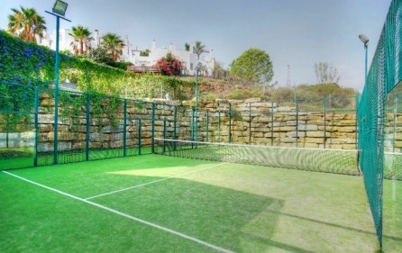 Tennisbana i bostadsområdet
