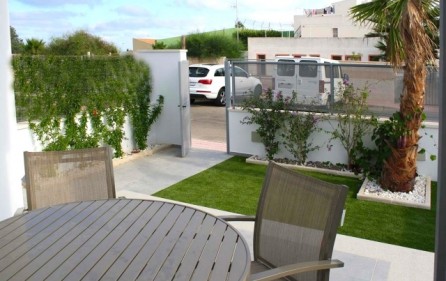 Exempel terrass i markplan med trädgård