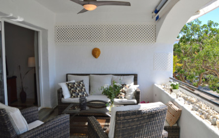 Lounge möbler i skyddat läge under tak på terrassen